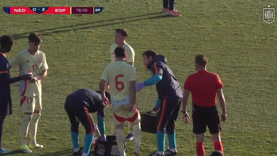 哈维-埃斯帕特出战西班牙U19时伤退，具体情况有待检查插图